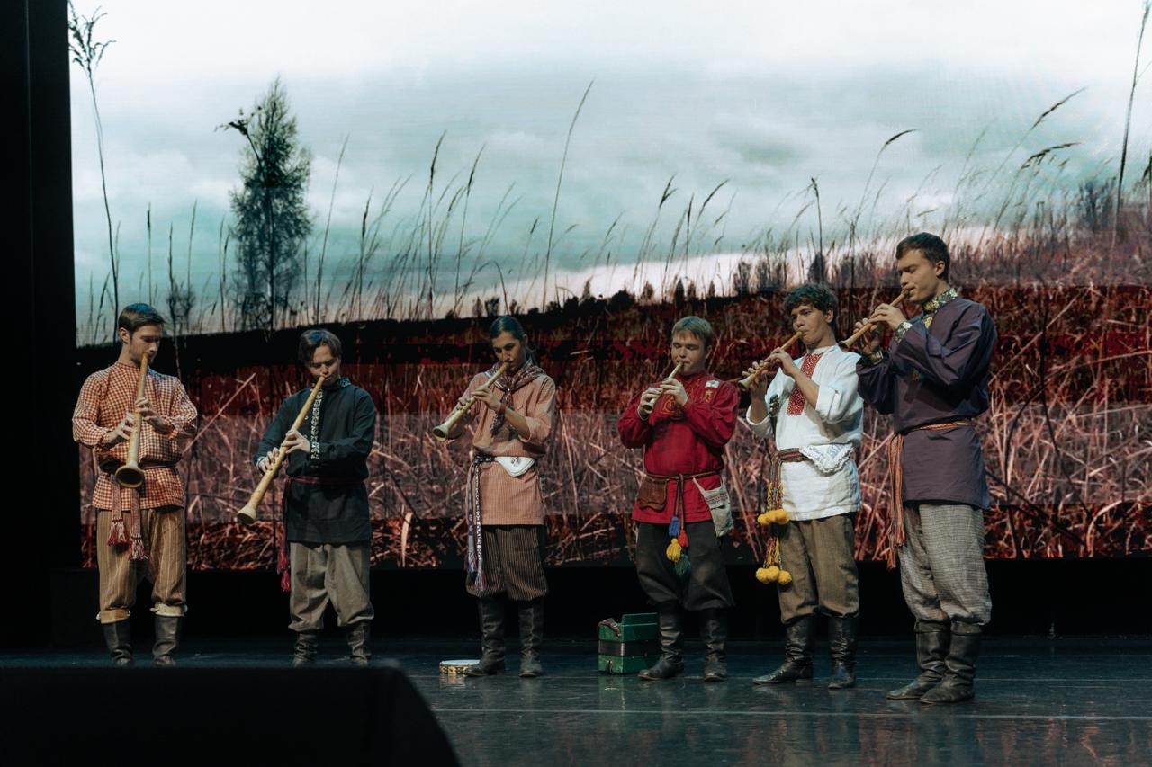 Сквозь тишину деревенских улиц