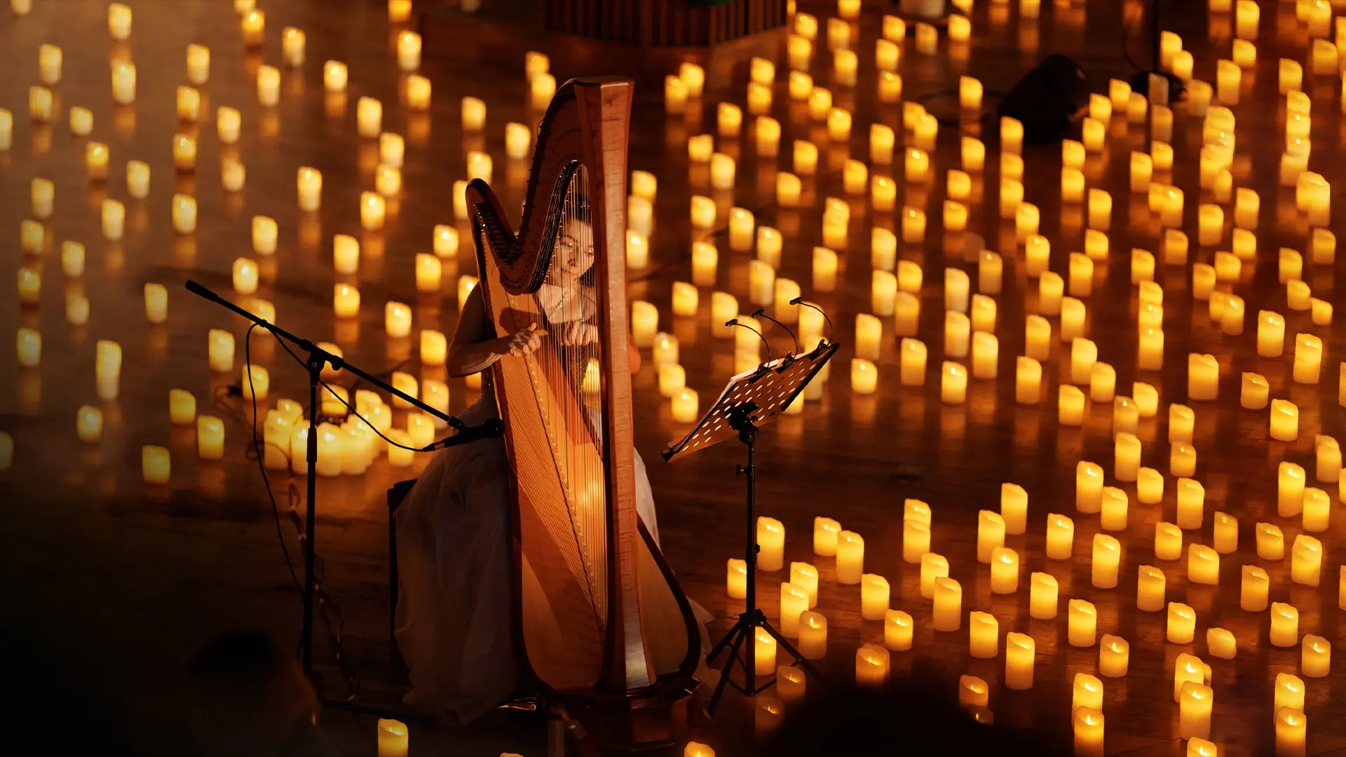 Орган и арфа при свечах