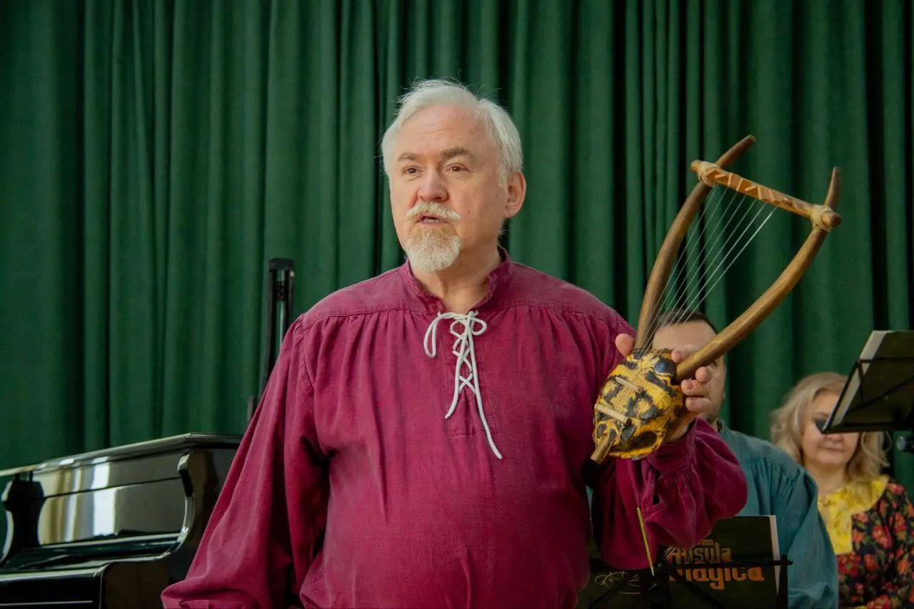 Мамин клуб, или Первые шаги. Лютня, колесная лира