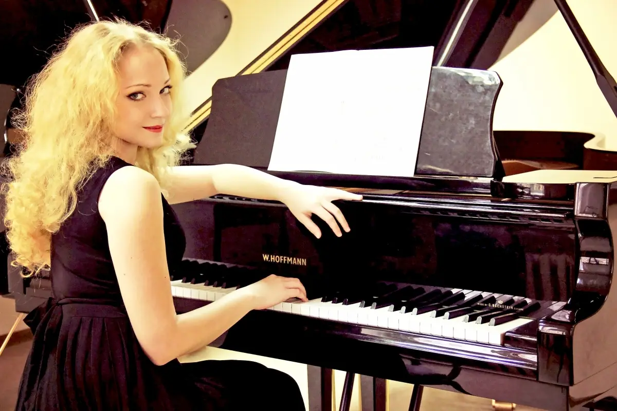 Салон с историей: Нувеллистъ № 8. Докъ: царский и советский паспорт, документы 19 века