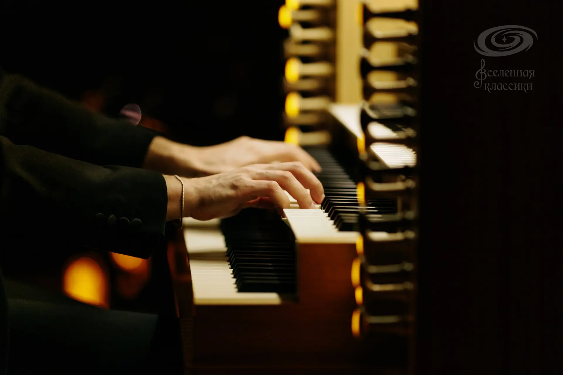 Ludovico Einaudi. Орган при свечах