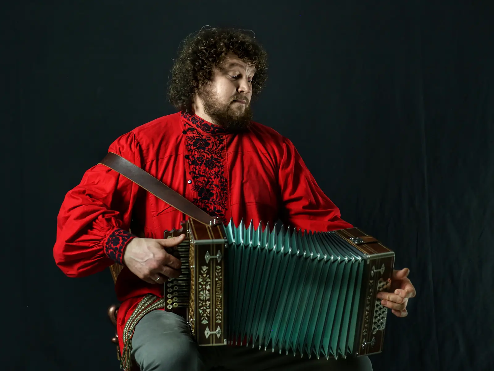 И поёт мне в землянке гармонь....