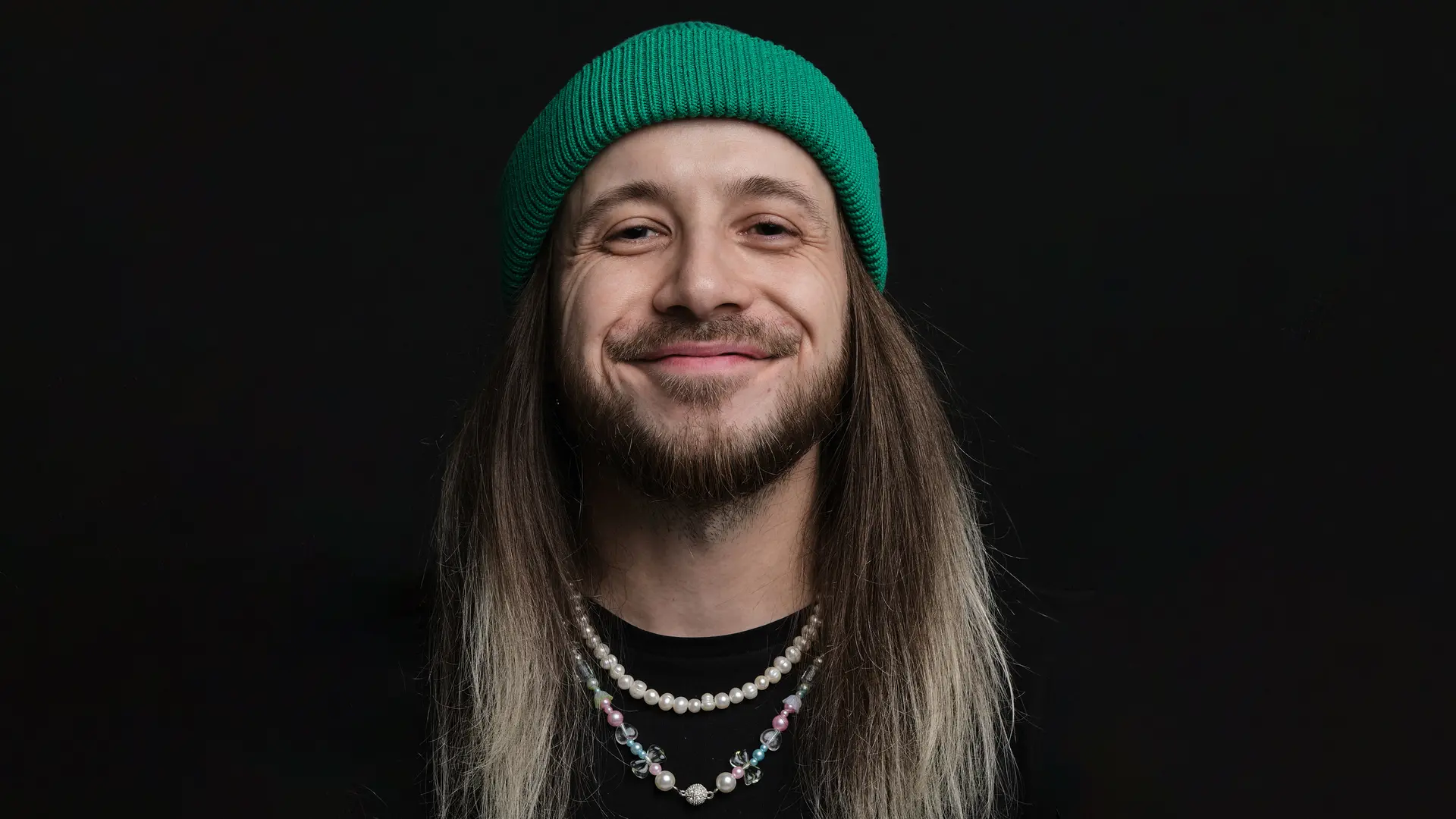 Денис Антипин балуется со зрителями