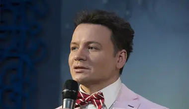 Аленький цветочек. Читает с оркестром Александр Олешко